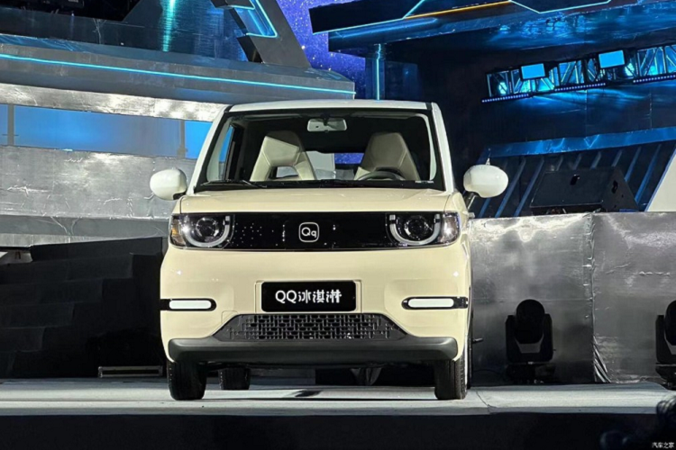 Về hình ngoại hình, xe điện Chery QQ Ice Cream 2023 đã được tối ưu hóa, đầu tiên là việc chiếc xe điện cỡ nhỏ này được trang trí thêm một tấm trang trí màu đen nằm ở chính giữa 2 đèn pha, thay thế hoàn toàn cho kiểu lưới tản nhiệt vốn là thiết kế quen thuộc của xe xăng, việc bổ sung chi tiết này giúp cho phần mặt tiền của xe trông mới mẻ, cá tính hơn.