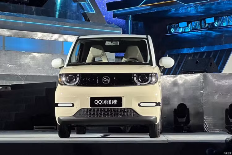 Về hình ngoại hình, xe điện Chery QQ Ice Cream 2023 đã được tối ưu hóa, đầu tiên là việc chiếc xe điện cỡ nhỏ này được trang trí thêm một tấm trang trí màu đen nằm ở chính giữa 2 đèn pha, thay thế hoàn toàn cho kiểu lưới tản nhiệt vốn là thiết kế quen thuộc của xe xăng, việc bổ sung chi tiết này giúp cho phần mặt tiền của xe trông mới mẻ, cá tính hơn.