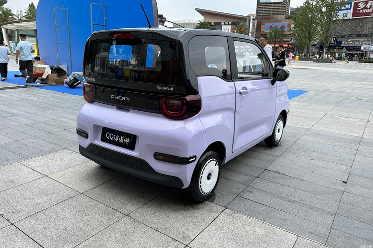 Mở cửa bước vào bên trong khoang lái, về hình dáng của chiếc xe Chery QQ Ice Cream 2023 mới, nó cơ bản giống với mẫu xe hiện tại, tuy nhiên, nội thất còn bổ sung thêm hai màu chủ đề là caramel mocha và bột yến mạch màu hạt dẻ, mang đến sự mới mẻ hơn,. Ngoài ra, nội thất của xe Chery QQ Ice Cream 2023 còn cung cấp các gói tùy chọn cao cấp ghế bọc da, vô lăng bọc da, tựa khuỷu tay bọc da, mui xe dệt kim xốp v.v.