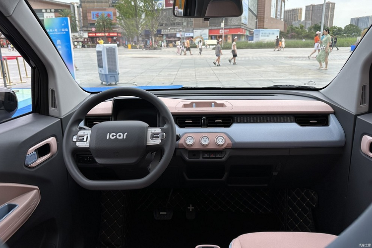 Đâu tiên là việc chiếc xe điện cỡ nhỏ Chery QQ Ice Cream 2023 có thời gian tăng tốc từ vị trí xuất phát lên đến 50 km/h đã được cải thiện rất nhiều khi giảm xuống chỉ còn 6 giây, ngoài ra, thời gian để sạc pin xe từ 30% lên 80% chỉ mất 75 phút, nhanh hơn rất nhiều so với trước.