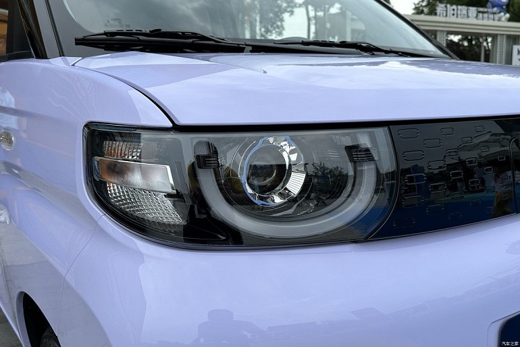 Không những vậy, tấm che nắng lái chính của Chery QQ Ice Cream 2023 còn đi kèm gương trang điểm, đèn LED dạng vòm và gương chiếu hậu hình tròn với góc nhìn rộng. Về cấu hình, xe mới hỗ trợ 13 ứng dụng di động điều khiển xe từ xa, bao gồm điều hòa, điều khiển đèn, khóa xe, chào mừng, tìm kiếm xe, định vị, kiểm tra xe, ắc quy và các điều khiển bằng một nút bấm khác. hỗ trợ đoạn đường nối.