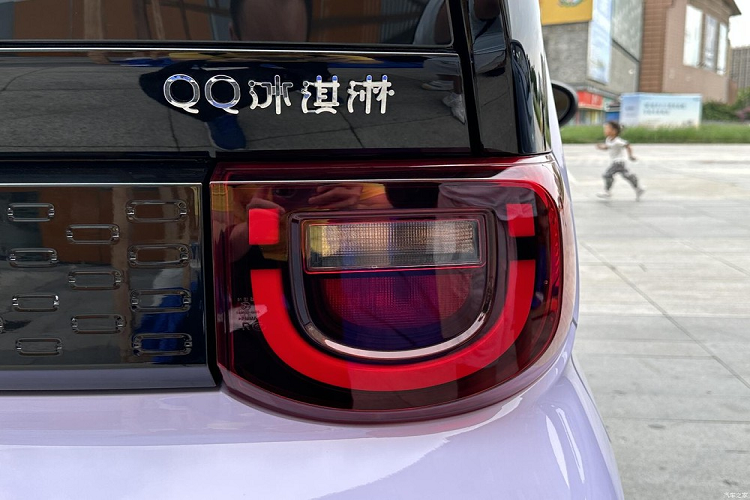 Tiếp theo là động cơ điện của xe Chery QQ Ice Cream 2023 sẽ có công suất tối đa tăng từ 20kW, tương đương 27 mã lực lên 30kW, tương ứng 40 mã lực, như vậy, công suất xe tăng 10kW, khoảng 13 mã lực, điều này đã cải thiện khá nhiều các thông số sau đây.