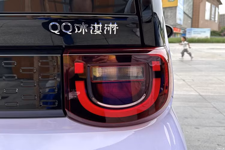 Tiếp theo là động cơ điện của xe Chery QQ Ice Cream 2023 sẽ có công suất tối đa tăng từ 20kW, tương đương 27 mã lực lên 30kW, tương ứng 40 mã lực, như vậy, công suất xe tăng 10kW, khoảng 13 mã lực, điều này đã cải thiện khá nhiều các thông số sau đây.