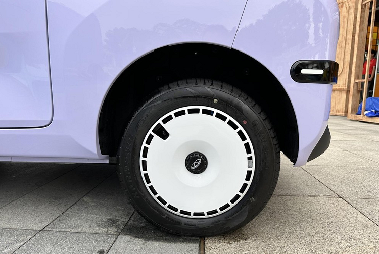 Nhìn chung, tổng thể nội thất xe Chery QQ Ice Cream 2023 tương đối đơn giản, khi chỉ có bảng đồng hồ full LCD, khu vực điều khiển trung tâm không có màn hình, màu sắc trên xe tươi sáng, vô lăng tích hợp các nút bấm điều khiển chức năng. Thiết bị truyền động thông qua thiết kế núm vặn. Trên bàn đạp ga và chân phanh có ký hiệu “+” và “-” rất thuận tiện cho người mới tập lái xe. Ngoài ra, bảng điều khiển trung tâm trên xe còn cung cấp không gian chứa đồ vô cùng phong phú.