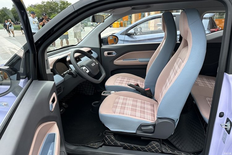 Về sức mạnh, thời lượng pin của Chery QQ Ice Cream 2023 mới là thứ được nhiều người quan tâm, lý do, xe được nâng cấp lên quãng đường di chuyển sau 1 lần sạc lên đến 205 km, thông số này được đo trong điều kiện thử nghiệm CLTC của Trung Quốc. 