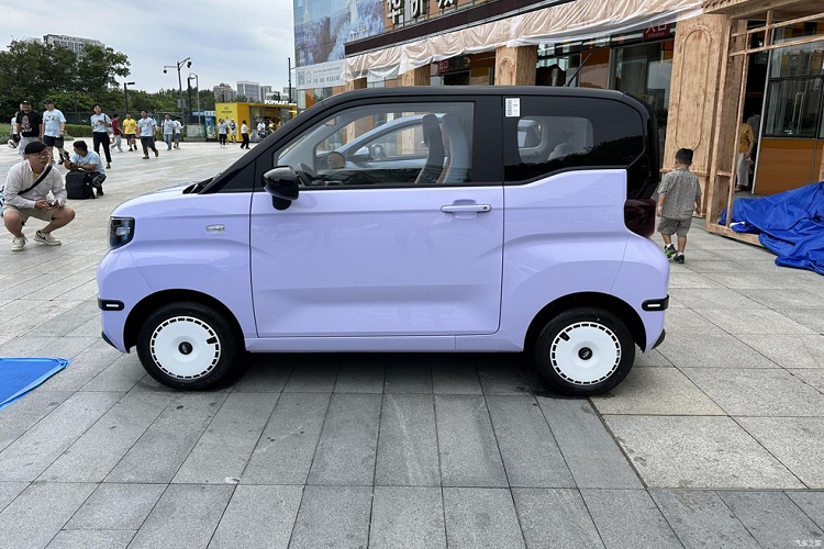 Mẫu xe Chery QQ Ice Cream 2023 mới vẫn tiếp tục áp dụng theo phong cách thiết kế thân xe hai màu độc đáo, và cũng bổ sung thêm hai màu thân xe hoàn toàn mới, mang đến sự nhận diện thương hiệu cao hơn là màu nâu Hazelnut Brown và xanh Agave Blue. Chiếc xe mới tiếp tục áp dụng thiết kế ba cửa và bốn chỗ ngồi, vòng eo ở hai bên thân xe là ba chiều và có tầm nhìn lái xe tốt. Phần đuôi xe cũng được thiết kế lại. Sau cùng, chiếc xe điện cỡ nhỏ Chery QQ Ice Cream 2023 có la-zăng kiểu dáng mới mẻ.