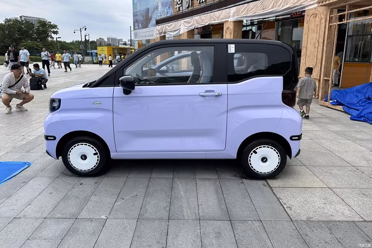 Mẫu xe Chery QQ Ice Cream 2023 mới vẫn tiếp tục áp dụng theo phong cách thiết kế thân xe hai màu độc đáo, và cũng bổ sung thêm hai màu thân xe hoàn toàn mới, mang đến sự nhận diện thương hiệu cao hơn là màu nâu Hazelnut Brown và xanh Agave Blue. Chiếc xe mới tiếp tục áp dụng thiết kế ba cửa và bốn chỗ ngồi, vòng eo ở hai bên thân xe là ba chiều và có tầm nhìn lái xe tốt. Phần đuôi xe cũng được thiết kế lại. Sau cùng, chiếc xe điện cỡ nhỏ Chery QQ Ice Cream 2023 có la-zăng kiểu dáng mới mẻ.