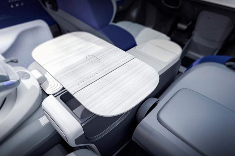 Tốc độ tối đa của nó được giới hạn ở mức 160 km/h. Vì vậy, công suất đầu ra của Kaola khá thấp. Nhưng hãy nhớ rằng chiếc xe này được sản xuất dành cho mẹ và con, không phải dành cho người lái xe đua. Về phần pin sẽ là loại LFP do CATL sản xuất với công suất 58,86 kWh.