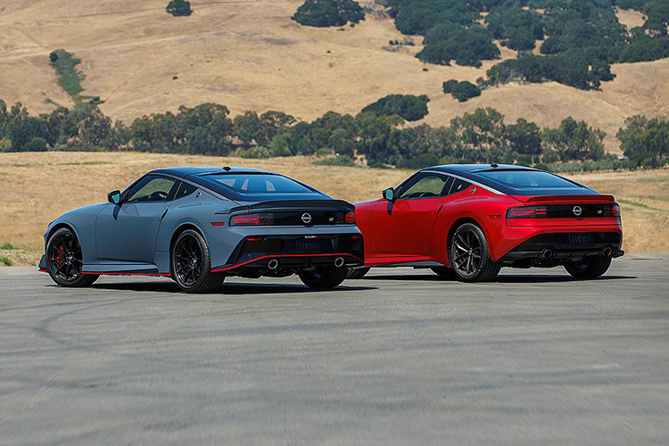 Tuy những con số này không có gì đáng ngạc nhiên, nhưng dấu hỏi nằm ở mẫu NISMO. Theo thông tin từ diễn đàn NissanZClub, Nissan Z NISMO 2024 có giá bán khởi điểm từ 66.085 USD, tuy nhiên cũng có đề cập rằng thảm sàn, đèn chiếu sáng logo chữ Z tại bệ cửa, nẹp cửa.