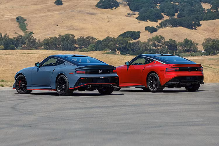 Tuy những con số này không có gì đáng ngạc nhiên, nhưng dấu hỏi nằm ở mẫu NISMO. Theo thông tin từ diễn đàn NissanZClub, Nissan Z NISMO 2024 có giá bán khởi điểm từ 66.085 USD, tuy nhiên cũng có đề cập rằng thảm sàn, đèn chiếu sáng logo chữ Z tại bệ cửa, nẹp cửa.