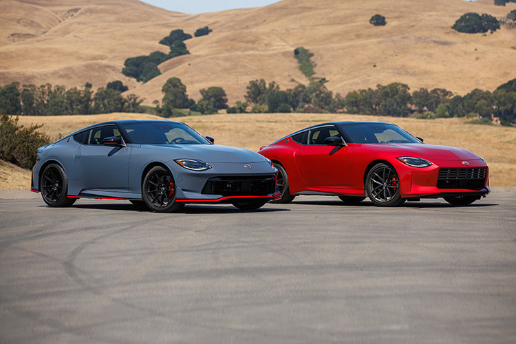 Và số tiền bỏ ra là thêm 1.120 USD so với giá bán đề xuất của bản tiêu chuẩn. Nissan Z NISMO 2024 có 5 màu sơn ngoại thất gồm Black Diamond Pearl, Brilliant Silver, Passion Red TriCoat, Everest White Pearl TriCoat và Stealth Grey độc quyền của Nismo.