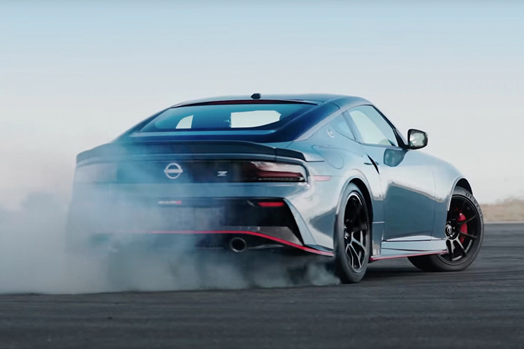 Đáng tiếc, NISMO chỉ trang bị hộp số tự động 9 cấp và không còn hộp số sàn 6 cấp. Tuy điều này có thể khiến các tín đồ xe thể thao thuần chất cảm thấy phiền lòng, hãng xe Nhật hứa hẹn rằng đã cải tiến bộ ly hợp và phần mềm quản lý động cơ để giảm gần 50% thời gian sang số so với bản Z Performance trước đây, giúp người lái có được cảm giác lái thể thao và mượt mà hơn.