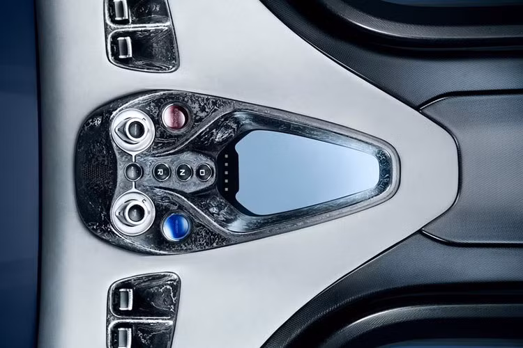 Cụ thể, hệ thống hybrid này trên siêu xe McLaren Speedtail bao gồm động cơ xăng V8, tăng áp kép, dung tích 4.0 lít, tạo ra công suất tối đa 746 mã lực và mô-men xoắn cực đại 799 Nm. Hai con số tương ứng của mô-tơ điện là 308 mã lực và 347 Nm.