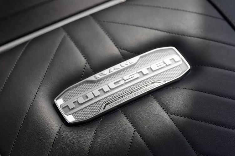 Những thay đổi chủ yếu tập trung vào phần đầu xe, nơi mẫu xe đời mới đã được trang bị đèn pha mảnh nay chạy vào lưới tản nhiệt có kích thước lớn hơn và nghiêng về phía trước nhiều hơn, mang lại diện mạo ấn tượng và táo bạo. Ram cũng sẽ phân chia nhiều kiểu lưới tản nhiệt khác nhau tương ứng với các cấu hình Tradesman, Laramie, Rebel và Tungsten hoàn toàn mới.