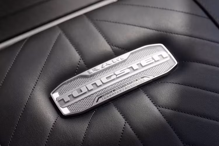 Những thay đổi chủ yếu tập trung vào phần đầu xe, nơi mẫu xe đời mới đã được trang bị đèn pha mảnh nay chạy vào lưới tản nhiệt có kích thước lớn hơn và nghiêng về phía trước nhiều hơn, mang lại diện mạo ấn tượng và táo bạo. Ram cũng sẽ phân chia nhiều kiểu lưới tản nhiệt khác nhau tương ứng với các cấu hình Tradesman, Laramie, Rebel và Tungsten hoàn toàn mới.