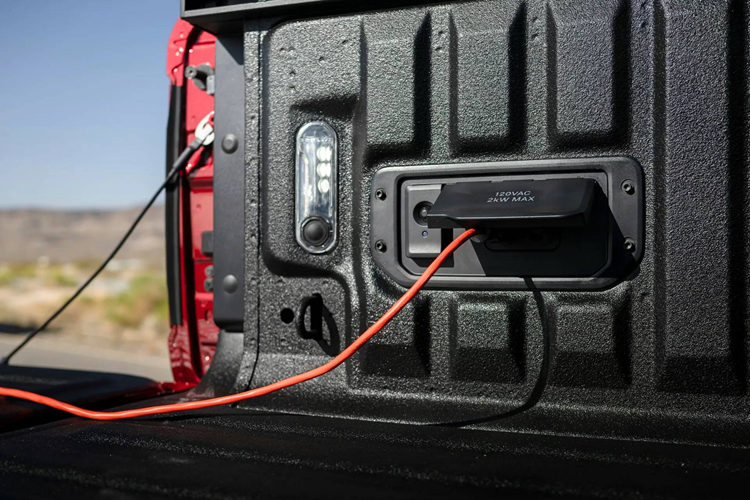 Tùy chọn đáng chú ý khác là màn hình dành riêng cho hành khách bên ghế phụ có kích thước 10,25 inch. Cụm đồng hồ kỹ thuật số vẫn là 12,3 inch. Bản cấu hình Rebel có ghế lưới mới trong khi Laramie có “chi tiết trang trí bằng phim Chevron” và nội thất Bison Brown/Sea Salt Grey mới có.