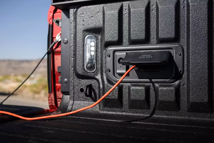 Tùy chọn đáng chú ý khác là màn hình dành riêng cho hành khách bên ghế phụ có kích thước 10,25 inch. Cụm đồng hồ kỹ thuật số vẫn là 12,3 inch. Bản cấu hình Rebel có ghế lưới mới trong khi Laramie có “chi tiết trang trí bằng phim Chevron” và nội thất Bison Brown/Sea Salt Grey mới có.