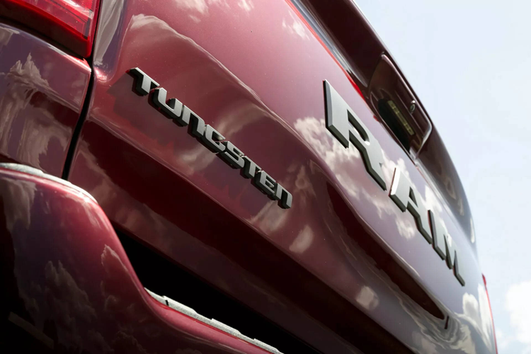 Ở đời xe 2025 này, dòng Ram 1500 có thêm bản cấu hình Vonfram được định vị ở đẳng cấp cao nhất trong danh mục, với nhiều tiện ích hiện đại và mang thiết kế sang trọng. Xe có nội thất màu chàm và muối biển với trần xe bọc da lộn và ghế trước bọc da Natura Plus. Loại thứ hai có khả năng điều chỉnh điện 24 hướng, tựa đầu chỉnh điện 4 hướng cũng như các chức năng sưởi ấm, làm mát và massage.