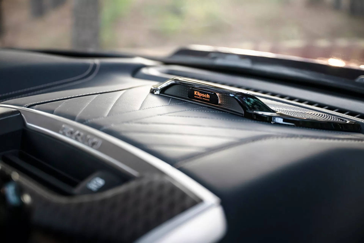 Huy hiệu Ram được đặt ở vị trí cao hơn so với đời cũ. Những thay đổi khác có thể kể đến việc trang bị đèn hậu mới có “diện mạo như ngọc” và thể hiện hiệu ứng 3D rõ nét hơn. Người mua cũng sẽ tìm thấy nắp thùng sau đóng mở bằng điện mới, tích hợp sẵn công nghệ phát hiện chướng ngại vật.