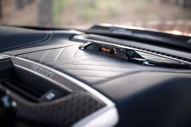 Huy hiệu Ram được đặt ở vị trí cao hơn so với đời cũ. Những thay đổi khác có thể kể đến việc trang bị đèn hậu mới có “diện mạo như ngọc” và thể hiện hiệu ứng 3D rõ nét hơn. Người mua cũng sẽ tìm thấy nắp thùng sau đóng mở bằng điện mới, tích hợp sẵn công nghệ phát hiện chướng ngại vật.