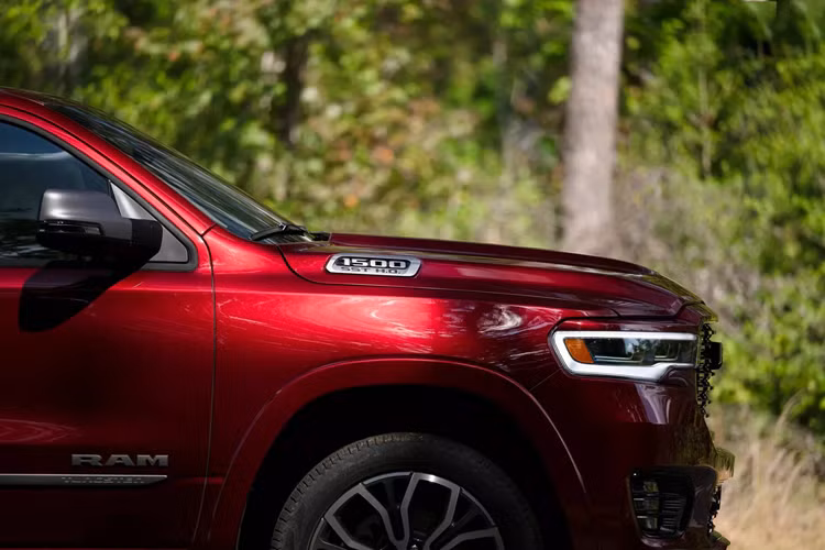 Ram 1500 2025 còn sở hữu hệ thống Hỗ trợ lái xe chủ động mới với tính năng lái bán tự động cấp 2, kết hợp hệ thống kiểm soát hành trình thích ứng với tính năng định tâm làn đường để giúp những chuyến đi đường dài trở nên thư giãn hơn. Cao cấp hơn nữa là hệ thống Hỗ trợ lái xe rảnh tay, tương tự như BlueCruise và Super Cruise của các hãng đối thủ