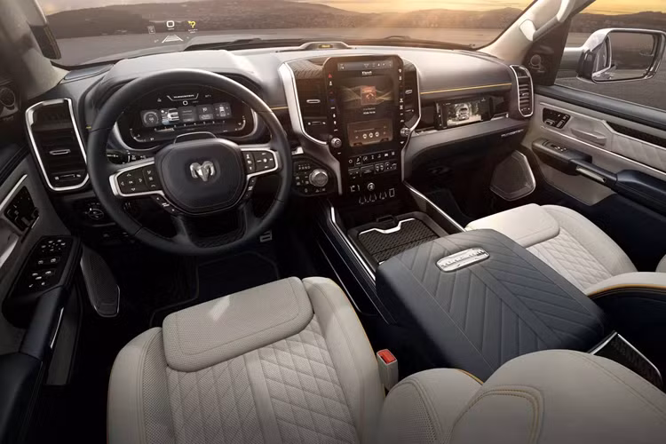 So với khối động cơ HEMI V8 dung tích 5.7L trước đây, vốn chỉ có thể đạt công suất 395 mã lực (295 kW hoặc 400 PS) và mô-men xoắn cực đại dừng lại ở 555 Nm, thì cả 2 biến thể của động cơ Hurricane mới đều sở hữu thông số vận hành vượt trội.