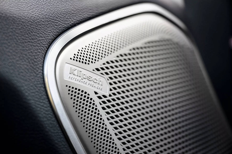 Bên cạnh đó, ngay ở trạng thái tiêu chuẩn thì động cơ Hurricane cũng có công suất mạnh ngang ngửa khối máy V8 6.2L của đối thủ Chevrolet Silverado. Ram cho biết, động cơ Hurricane được thiết kế để vừa mạnh mẽ, vừa “sử dụng nhiên liệu hiệu quả và ít gây ô nhiễm môi trường hơn”.