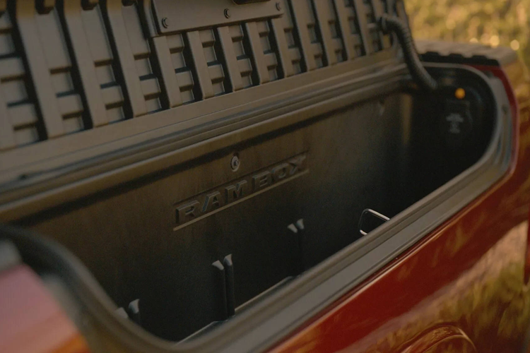 Chưa dừng lại ở đó, bản Vonfram còn có đường vân kim cương, “các viền nhôm thạch cao có lớp gỉ màu bạch kim sáng bóng” và cần số lấy cảm hứng từ pha lê. Chúng được đồng hành cùng với bộ bàn đạp kim loại, bộ sạc điện thoại thông minh không dây kép và hệ thống âm thanh Klipsch Reference Premiere “siêu cao cấp” với 23 loa.