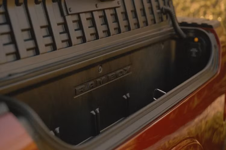 Chưa dừng lại ở đó, bản Vonfram còn có đường vân kim cương, “các viền nhôm thạch cao có lớp gỉ màu bạch kim sáng bóng” và cần số lấy cảm hứng từ pha lê. Chúng được đồng hành cùng với bộ bàn đạp kim loại, bộ sạc điện thoại thông minh không dây kép và hệ thống âm thanh Klipsch Reference Premiere “siêu cao cấp” với 23 loa.