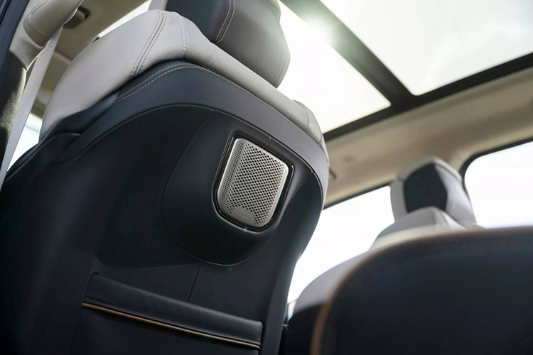 Tất cả các cấu hình Ram 1500 giờ đây trang bị tiêu chuẩn màn hình giải trí trung tâm 12 inch có độ phân giải cao hơn trước, chạy hệ điều hành Uconnect 5 mới nhất. Một số cấu hình tầm cao hơn có tùy chọn đổi màn hình sang loại 14,5 inch tích hợp khả năng hiển thị chia đôi giao diện.