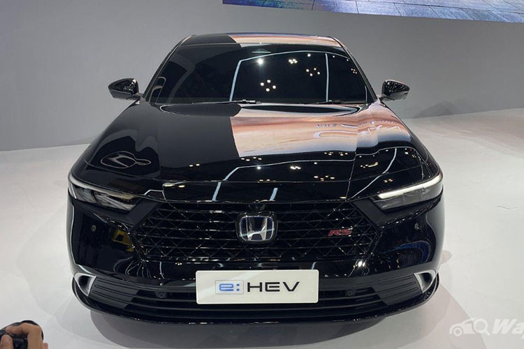 Cụm pin sẽ cung cấp điện cho mô-tơ điện thứ 2 mạnh 184 mã lực và 335 Nm. Động cơ xăng có thể truyền động trực tiếp cho bánh xe thông qua khóa biến mô ở tốc độ cao hơn. Tổng cộng, mẫu xe sedan Honda Accord e:HEV 2024 sở hữu công suất 207 mã lực. Xe có đến 6 chế độ lái, bao gồm Econ, Normal, Sport, Individual, EV và Charge.