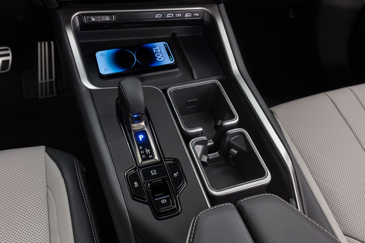 Bên cạnh đó, phiên bản này còn dùng hệ truyền động hybrid, bao gồm máy xăng 2.4L tương tự như trên, kết hợp với mô-tơ điện và hộp số tự động 6 cấp. Hệ truyền động này mang đến sức mạnh 366 mã lực và 554 Nm cho xe. Lexus TX 500h F Sport Performance Premium 2024 còn được trang bị hệ dẫn động 4 bánh toàn thời gian tiêu chuẩn.