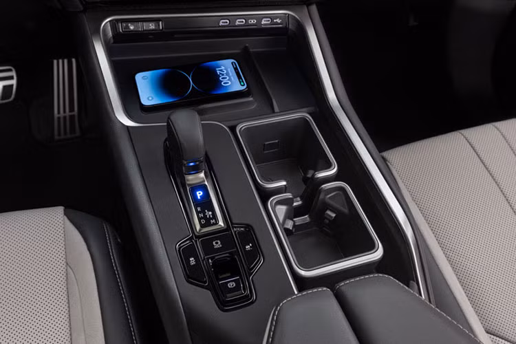 Bên cạnh đó, phiên bản này còn dùng hệ truyền động hybrid, bao gồm máy xăng 2.4L tương tự như trên, kết hợp với mô-tơ điện và hộp số tự động 6 cấp. Hệ truyền động này mang đến sức mạnh 366 mã lực và 554 Nm cho xe. Lexus TX 500h F Sport Performance Premium 2024 còn được trang bị hệ dẫn động 4 bánh toàn thời gian tiêu chuẩn.