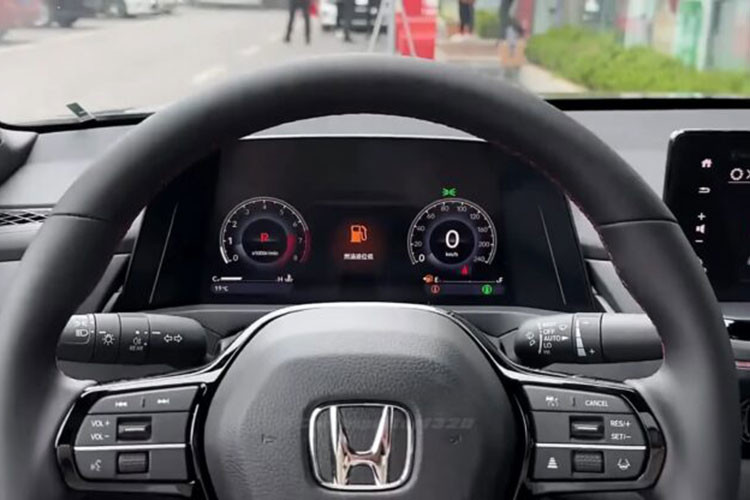 Honda Accord 2024 ở Thái Lan còn có những trang bị nội thất tiêu chuẩn như chìa khóa thông minh, khởi động nút bấm, tự động khóa cửa khi chìa khóa ra khỏi vùng cảm biến, ghế bọc da tổng hợp pha da thật, ghế trước chỉnh điện 8 hướng, ghế lái nhớ 3 vị trí, ghế lái tự động trượt khi đóng/mở cửa và ghế sau gập 60:40, đi kèm rèm che nắng.