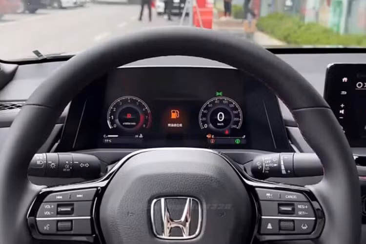 Honda Accord 2024 ở Thái Lan còn có những trang bị nội thất tiêu chuẩn như chìa khóa thông minh, khởi động nút bấm, tự động khóa cửa khi chìa khóa ra khỏi vùng cảm biến, ghế bọc da tổng hợp pha da thật, ghế trước chỉnh điện 8 hướng, ghế lái nhớ 3 vị trí, ghế lái tự động trượt khi đóng/mở cửa và ghế sau gập 60:40, đi kèm rèm che nắng.