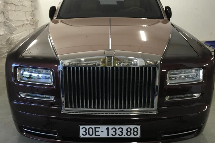 Vào tháng 10/2015, đồng loạt các trang báo quốc tế và Việt Nam đều đưa tin về việc hãng xe siêu sang Anh quốc tạo ra 1 chiếc xe siêu sang Rolls-Phantom độc bản mang tên gọi Sacred Fire - Lửa thiêng dành cho 1 đại gia sinh sống ở Việt Nam.