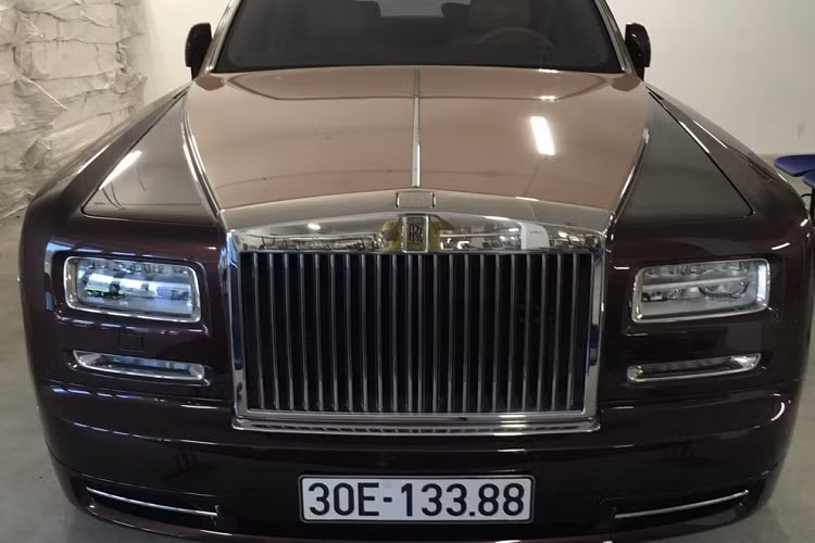 Vào tháng 10/2015, đồng loạt các trang báo quốc tế và Việt Nam đều đưa tin về việc hãng xe siêu sang Anh quốc tạo ra 1 chiếc xe siêu sang Rolls-Phantom độc bản mang tên gọi Sacred Fire - Lửa thiêng dành cho 1 đại gia sinh sống ở Việt Nam.