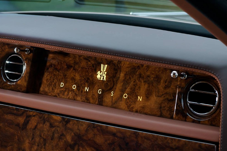 Lửa thiêng (Sacred Fire) là mẫu đầu tiên nằm trong bộ sưu tập xe Trống đồng Đông Sơn được đại lý Việt Nam lựa chọn vào chương trình bespoke cho riêng mình, 5 phiên bản còn lại là Thủy triều (Wave), Thần núi (God of Mountain), Ngân vũ (The Money Rain), Phù sa (sông Hồng - Alluvium) và Mẹ Âu Cơ (Au Co Mother) và đến bây giờ, chỉ mỗi Rolls-Royce Phantom Sacred Fire là được hiện thực hóa.