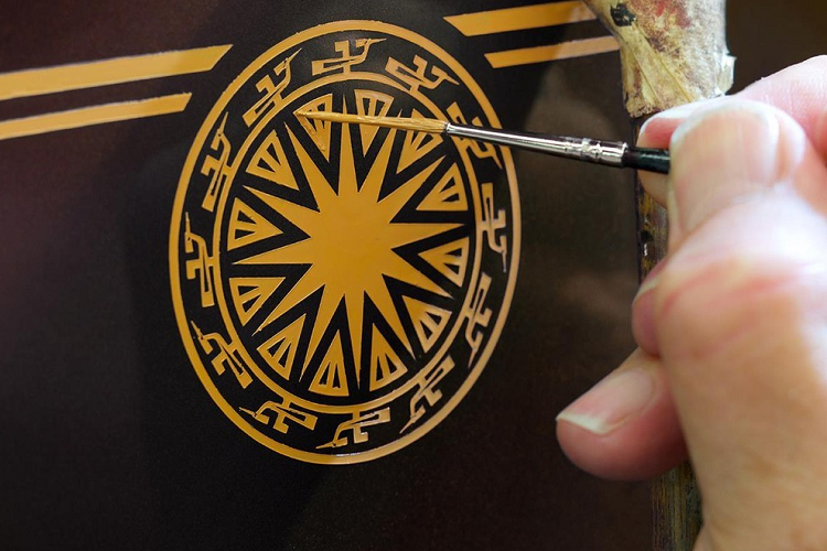 Và tất nhiên, chủ nhân của chiếc xe siêu sang Rolls-Royce Phantom Sacred Fire này chắc chắn sẽ được nhiều người tò mò là ai, câu trả lời đã có sau khi xe xuất hiện trước tòa nhà FLC ở quận Cầu Giấy, Hà Nội. Chủ xe không ai khác ngoài ông Trịnh Văn Quyết. Sau khi sở hữu xe Rolls-Royce Phantom Sacred Fire, ông Quyết được nhiều người chơi xe để ý đến.