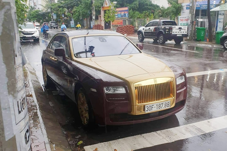 Sau kết nối được với ông Trịnh Văn Quyết qua chiếc Rolls-Royce Phantom Sacred Fire, Chủ tịch của Rolls-Royce Việt Nam lúc bấy giờ còn "gạ" được đại gia này mua xe siêu sang Rolls-Royce Ghost Golden mình đặt xưởng độ tận bên Đức làm và mang về nước vào năm 2013, trước 2 năm chiếc xe Rolls-Royce Phantom Lửa thiêng về Việt Nam.