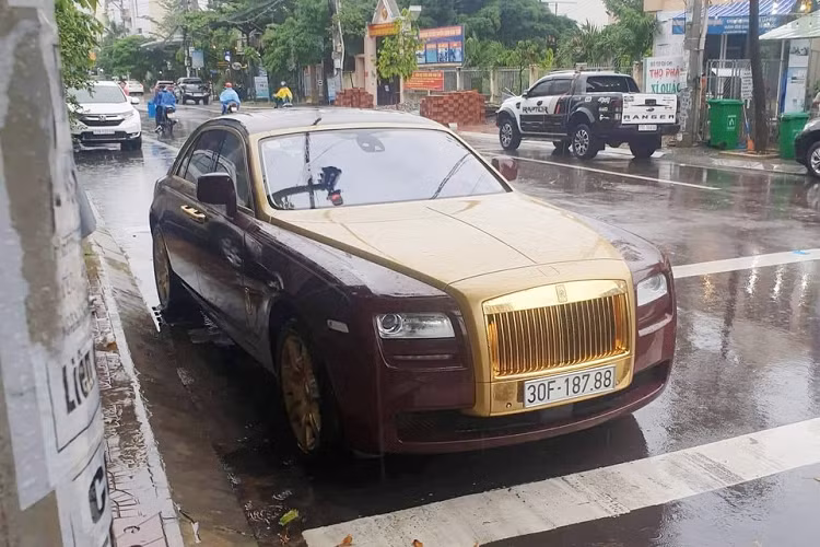 Sau kết nối được với ông Trịnh Văn Quyết qua chiếc Rolls-Royce Phantom Sacred Fire, Chủ tịch của Rolls-Royce Việt Nam lúc bấy giờ còn "gạ" được đại gia này mua xe siêu sang Rolls-Royce Ghost Golden mình đặt xưởng độ tận bên Đức làm và mang về nước vào năm 2013, trước 2 năm chiếc xe Rolls-Royce Phantom Lửa thiêng về Việt Nam.