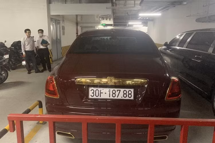 Ngoại thất xe Rolls-Royce Ghost Golden được sơn màu đỏ cùng một số chi tiết khoác màu sơn vàng và đặc biệt hơn, hãng độ Real Gold Group đã mạ vàng 24k ở ngoại thất xe như lưới tản nhiệt, tay nắm cửa, logo xe, viền đèn hậu hay cửa kính xe...