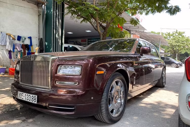 Đây là chiếc xe Rolls-Royce Sacred Fire - Lửa thiêng được sản xuất theo chương trình bespoke dành riêng cho khách hàng Việt Nam thứ 2 kể từ khi đại lý hãng xe siêu sang đặt bản doanh đầu tiên vào năm 2013.