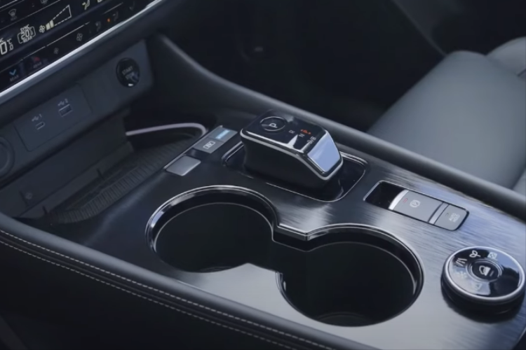 Đây là trang bị đã có trên Nissan X-Trail ở nhiều thị trường ngoài Bắc Mỹ như Nhật Bản hay Trung Quốc. Bên dưới màn hình thông tin giải trí của Nissan X-Trail 2024 sẽ có thêm dãy nút bấm và núm xoay mới. Đáng tiếc là thông tin cụ thể về trang bị và động cơ của Nissan X-Trail 2024 ở thị trường Mỹ chưa được hé lộ.