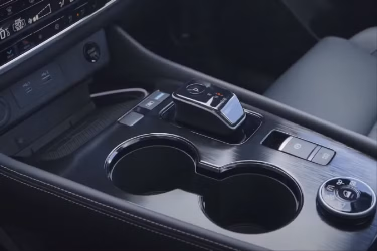 Đây là trang bị đã có trên Nissan X-Trail ở nhiều thị trường ngoài Bắc Mỹ như Nhật Bản hay Trung Quốc. Bên dưới màn hình thông tin giải trí của Nissan X-Trail 2024 sẽ có thêm dãy nút bấm và núm xoay mới. Đáng tiếc là thông tin cụ thể về trang bị và động cơ của Nissan X-Trail 2024 ở thị trường Mỹ chưa được hé lộ.