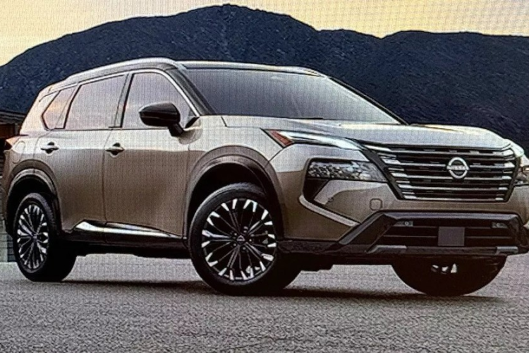 Qua hình ảnh này, có thể thấy mẫu xe SUV Nissan X-Trail 2024 đã thay đổi nhẹ về mặt thiết kế ngoại thất. Có vẻ như hãng Nissan đã áp dụng ngôn ngữ thiết kế mới cho mẫu xe này, tương tự Pathfinder 2024. Cụ thể hơn, Nissan X-Trail 2024 được bổ sung đầu xe mới với những thay đổi ở lưới tản nhiệt và cản trước.