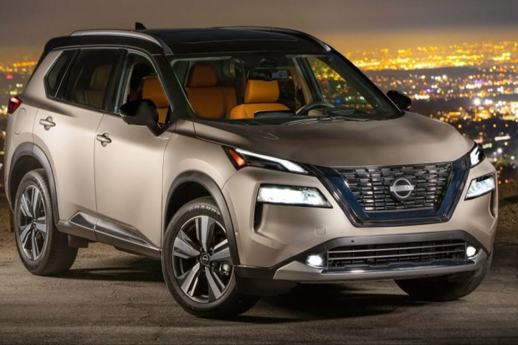 Đây là dấu hiệu cho thấy hãng Nissan sẽ bổ sung những tính năng an toàn chủ động ADAS mới cho xe. Không có gì bất ngờ khi khu vực bên sườn của Nissan X-Trail 2024 gần như không thay đổi so với phiên bản cũ, trừ vành la-zăng. Bộ vành này có thiết kế đa chấu và phay xước 2 màu ấn tượng hơn.