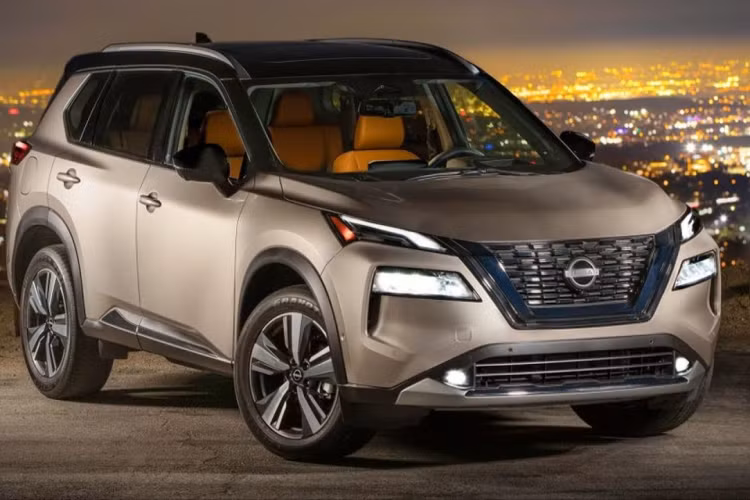 Đây là dấu hiệu cho thấy hãng Nissan sẽ bổ sung những tính năng an toàn chủ động ADAS mới cho xe. Không có gì bất ngờ khi khu vực bên sườn của Nissan X-Trail 2024 gần như không thay đổi so với phiên bản cũ, trừ vành la-zăng. Bộ vành này có thiết kế đa chấu và phay xước 2 màu ấn tượng hơn.