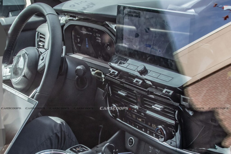 Lưới tản nhiệt của xe có kích thước lớn hơn và đi kèm những nan nằm ngang dày dặn. Nằm chính giữa lưới tản nhiệt là logo mới của thương hiệu Nissan.Trong khi đó, trên cản trước xuất hiện hốc gió trung tâm hình thang với viền bao quanh màu đen khỏe khoắn hơn phiên bản cũ. Ngoài ra, hốc gió trung tâm còn tích hợp đèn sương mù trước và hộp hình vuông chứa radar.