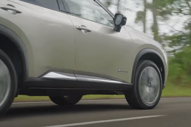 Hệ truyền động này bao gồm máy xăng VC-Turbo 3 xi-lanh, tăng áp, dung tích 1.5L, tạo ra công suất tối đa 142 mã lực và mô-men xoắn cực đại 250 Nm. Động cơ xăng sẽ đóng vai trò máy phát điện để sạc cụm pin điện áp cao 1,8 kWh. Trong khi đó, nhiệm vụ truyền động cho xe thuộc về mô-tơ điện.